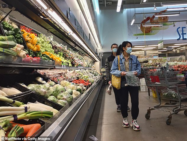 88526093-13743409-People_wearing_face_masks_to_protect_them_from_coronavirus_at_a_-a-2_1723711082937.jpg